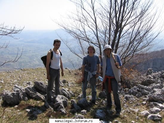 prietenii mei zapaciti cara gratarele in spate pe munte  eu in locul lor faceam grataru in fata