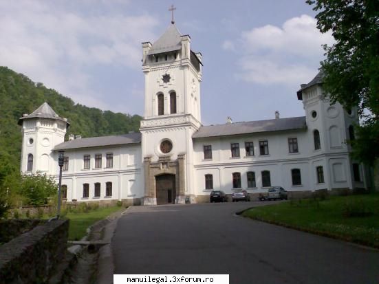 poze de la manastirea tisamana  astazi 05.05.2007 tebuia sa plec la bazin si primesc un telefon de
